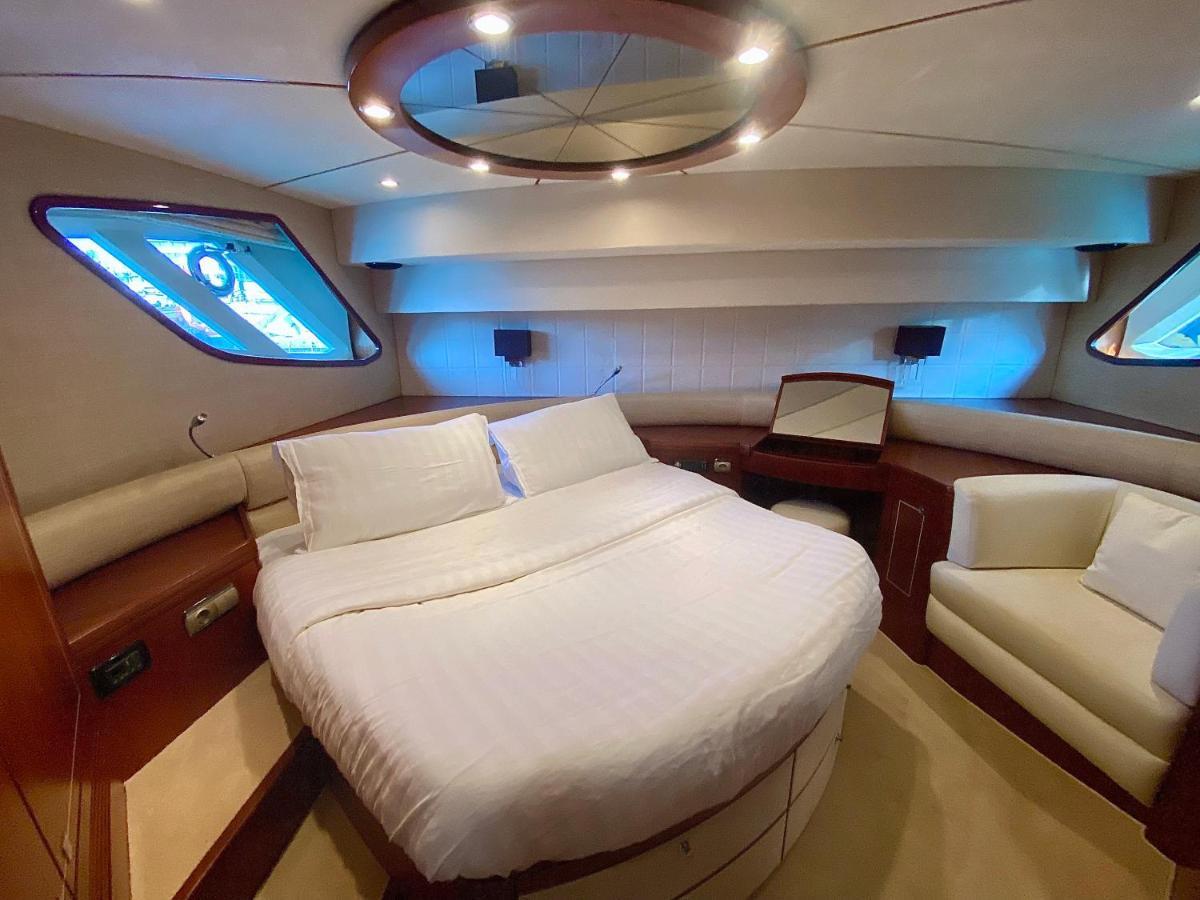 מלון סנט אדריה דה בסוס Yacht In Barcelona מראה חיצוני תמונה