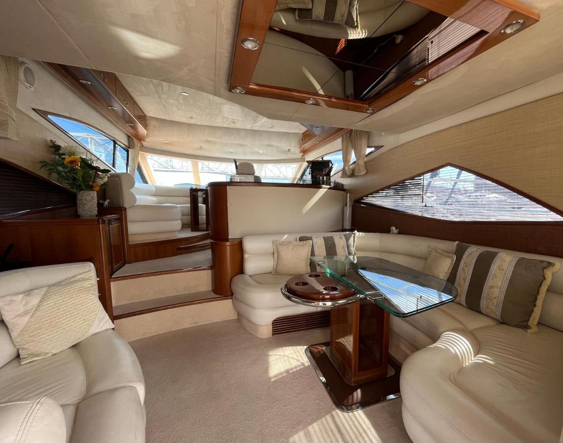 מלון סנט אדריה דה בסוס Yacht In Barcelona מראה חיצוני תמונה